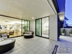 布里斯班湖景豪宅別墅風(fēng)格簡約客廳裝修圖片