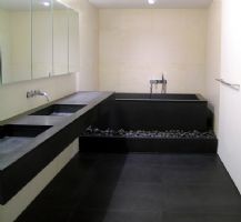 用黑色地板裝個(gè)性居室現(xiàn)代衛(wèi)生間裝修圖片